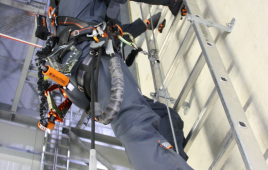 The SKYLOTEC CLAW Vertical Fall-Arrest Sleeve fits a wide variety of solid core wire ropes and travels smoothly along the vertical system, providing fall arrest if needed.