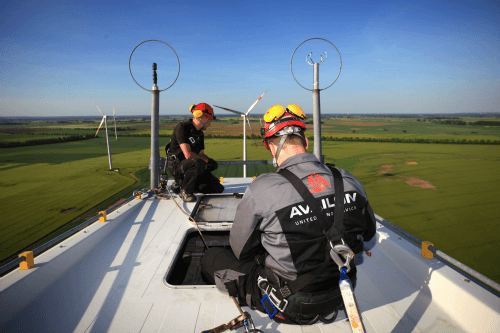 Service Technicians at work on top of nacelle Low res